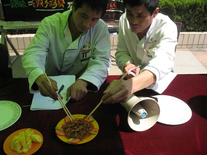 AG官网
参加美食节活动之厨王争霸
