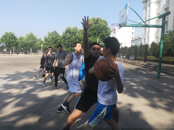 AG官网
举行欢送2018届毕业生师生篮球赛