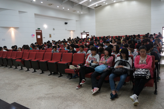 AG官网
召开2012级“学风建设月”动员大会