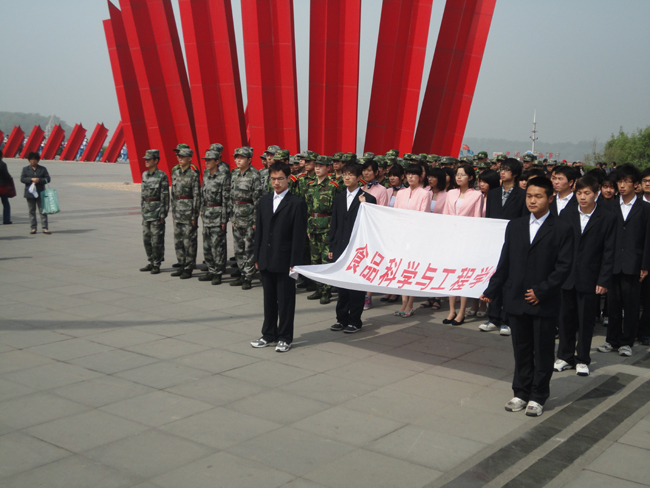 AG官网
学生参加纪念渡江战役胜利暨南京解放62周年活动