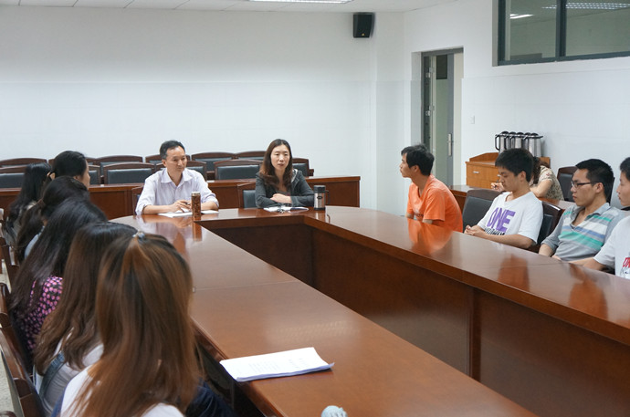 AG官网
召开2012届毕业生座谈会